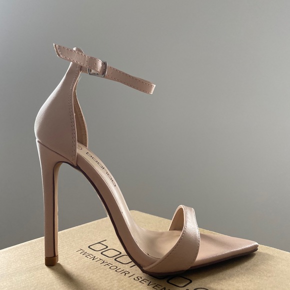 Boohoo Shoes - NWOT Nude Strappy Heel